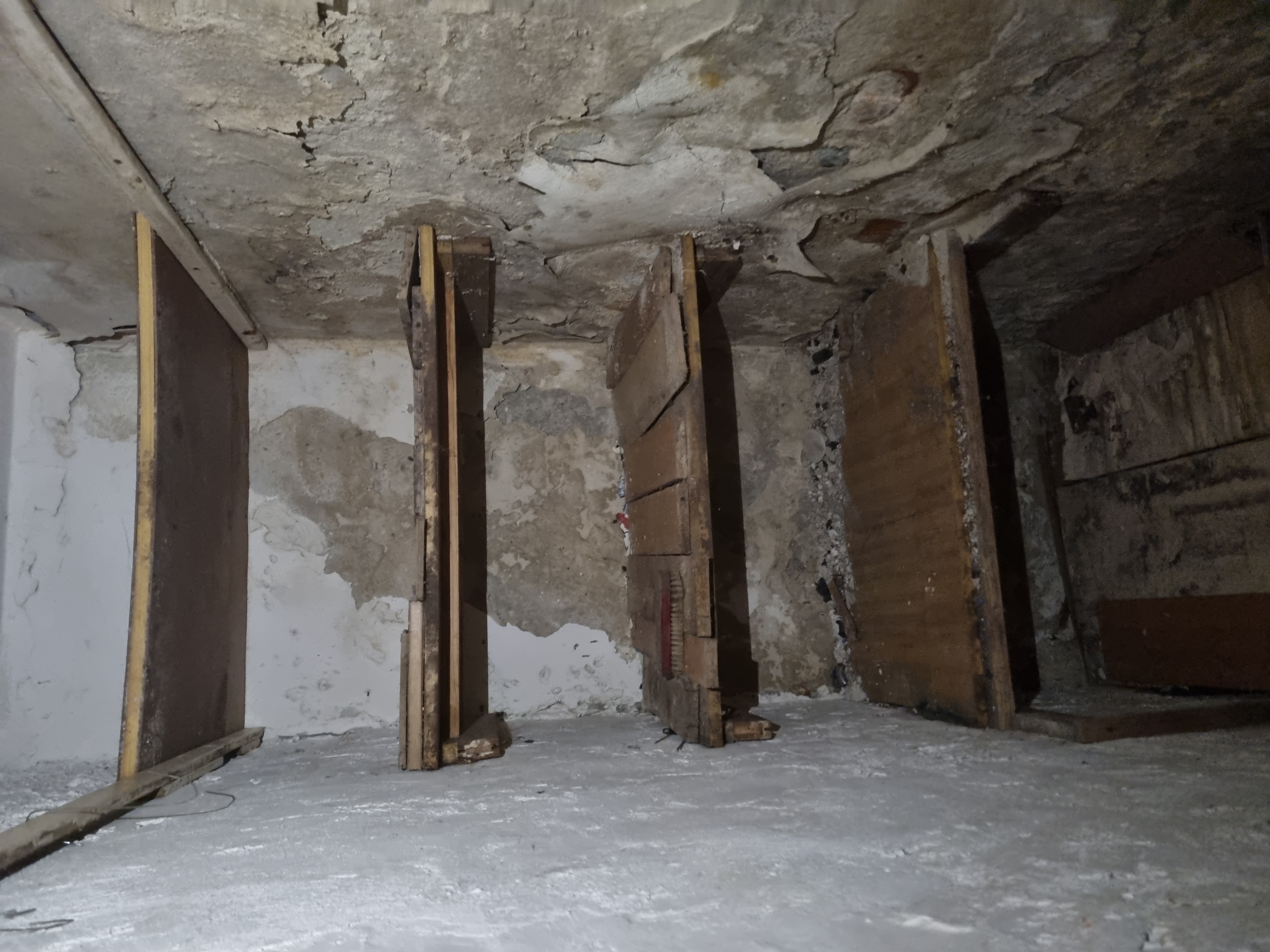 Opróżnianie piwnicy po – pusta i uporządkowana przestrzeń