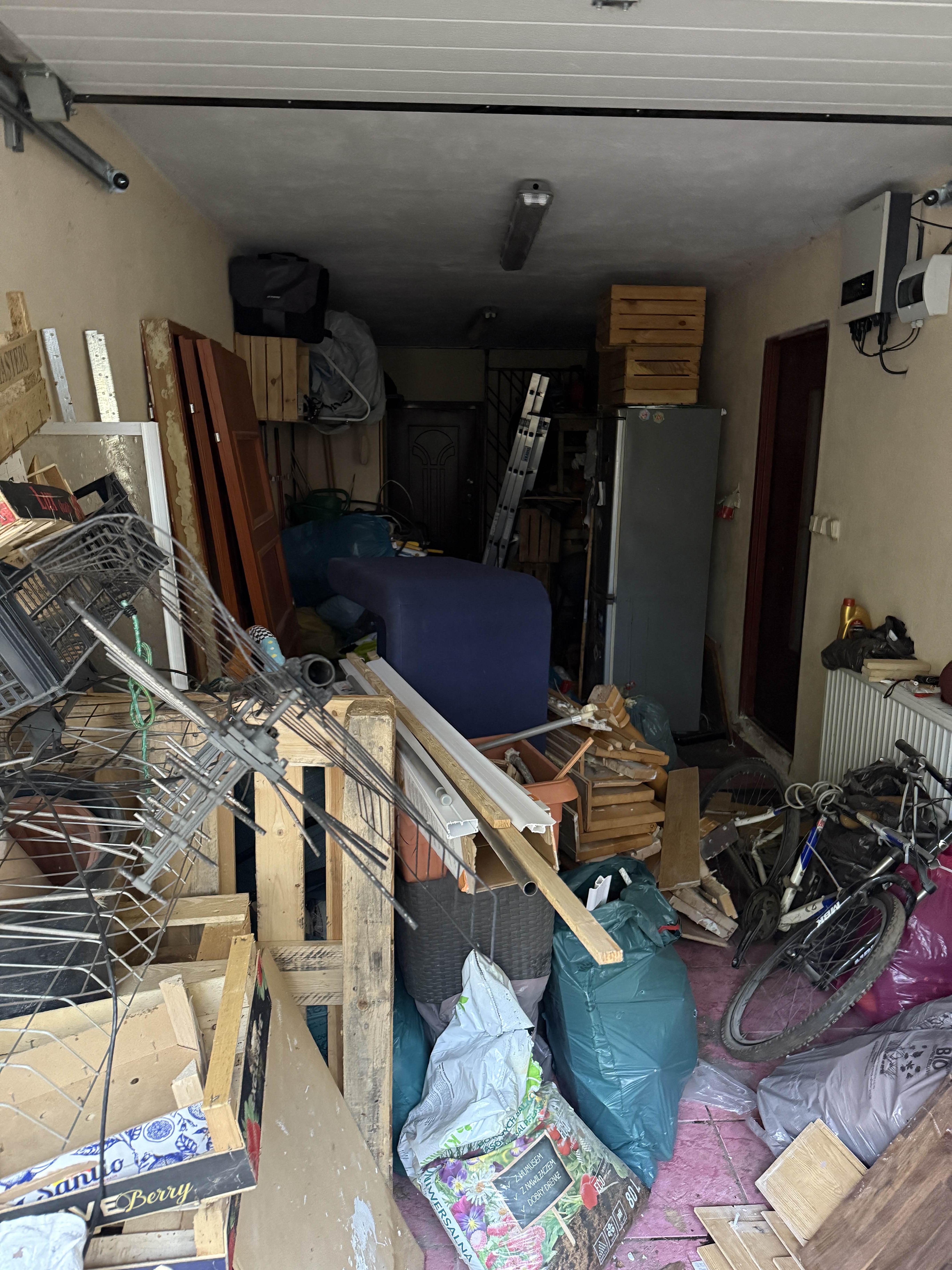 Opróżnianie piwnicy przed - pełna zalegającego wyposażenia